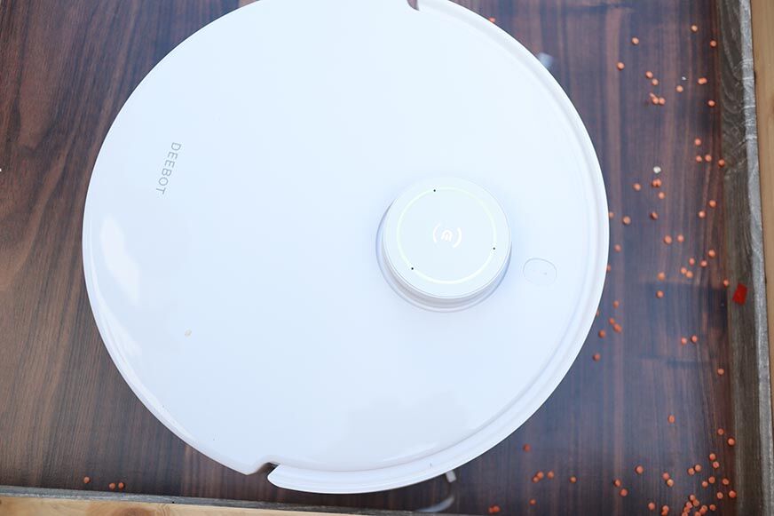 Der Ecovacs Deebot T10 reinigt in einer Ecke.